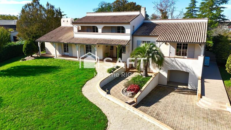 Maison - 230 m² - 10 pièces