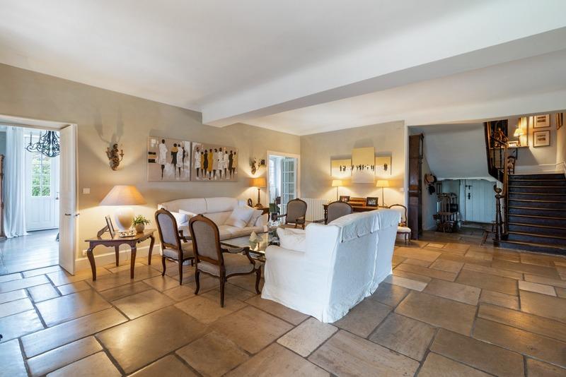 Maison - 650 m² - 14 pièces