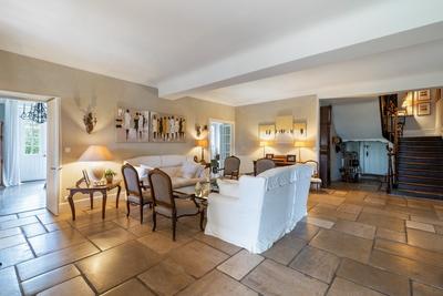 Maison - 650 m² - 14 pièces