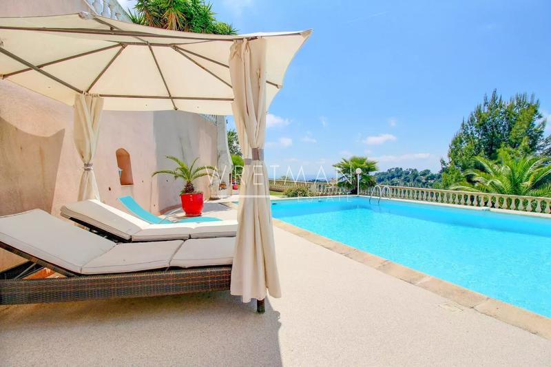 Maison - 256 m² - 8 pièces