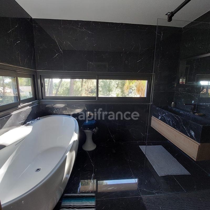 Maison - 400 m² - 12 pièces