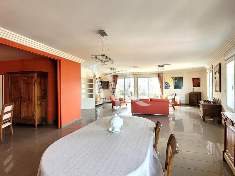 Appartement - 242 m² - 6 pièces