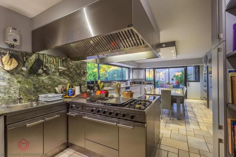 Propriété - 318 m² - 7 pièces