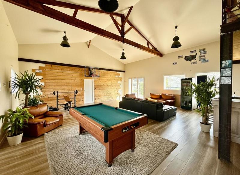 Maison - 307 m² - 8 pièces