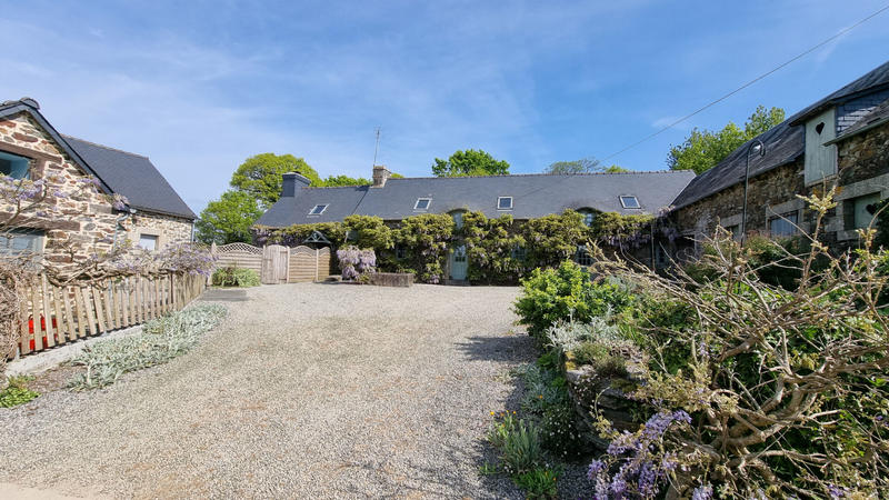 Maison - 240 m² - 21 pièces