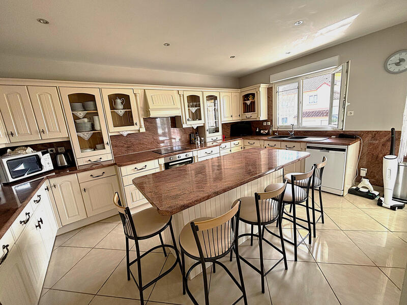 Maison - 280 m² - 10 pièces