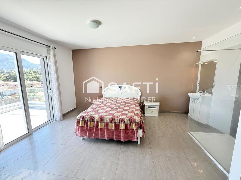 Maison - 238 m² - 9 pièces