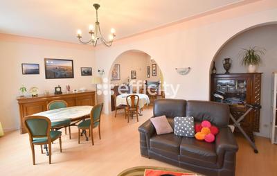 Maison - 211 m² - 11 pièces