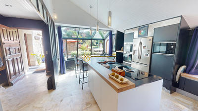 Demeure - 240 m² - 11 pièces