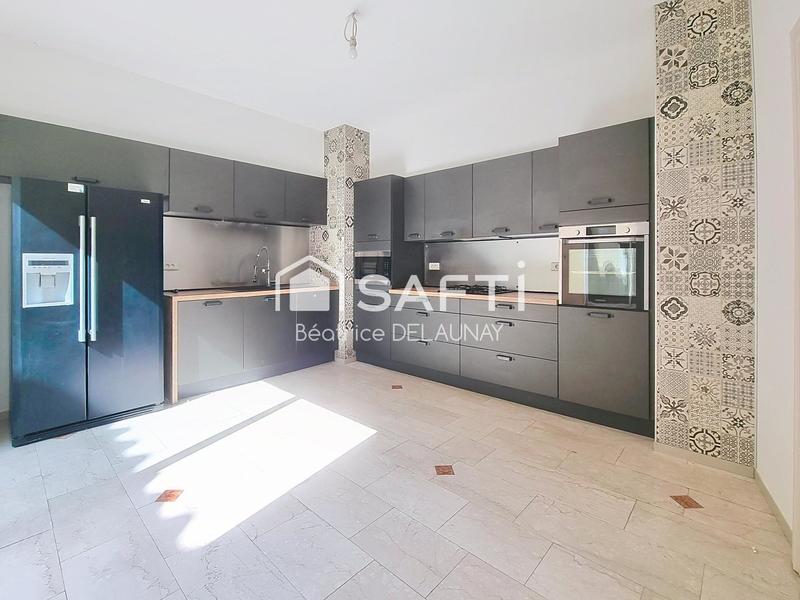 Maison - 219 m² - 8 pièces