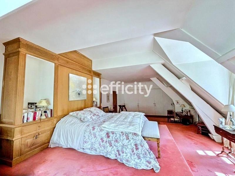 Maison - 240 m² - 9 pièces