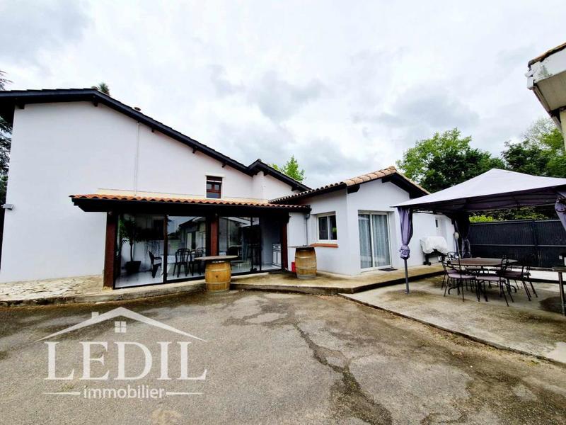 Propriété - 170 m² - 6 pièces