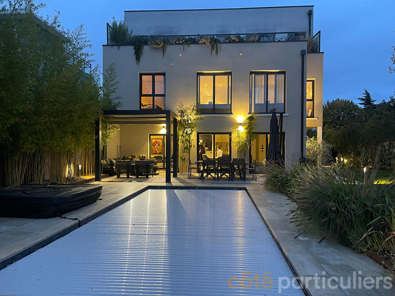 Maison - 235 m² - 8 pièces