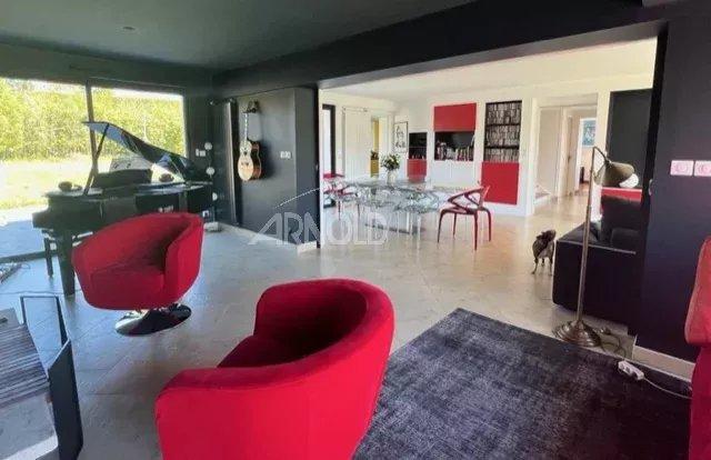 Maison - 252 m² - 11 pièces