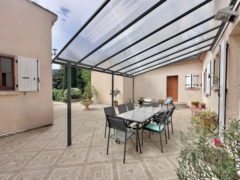Maison - 221 m² - 7 pièces