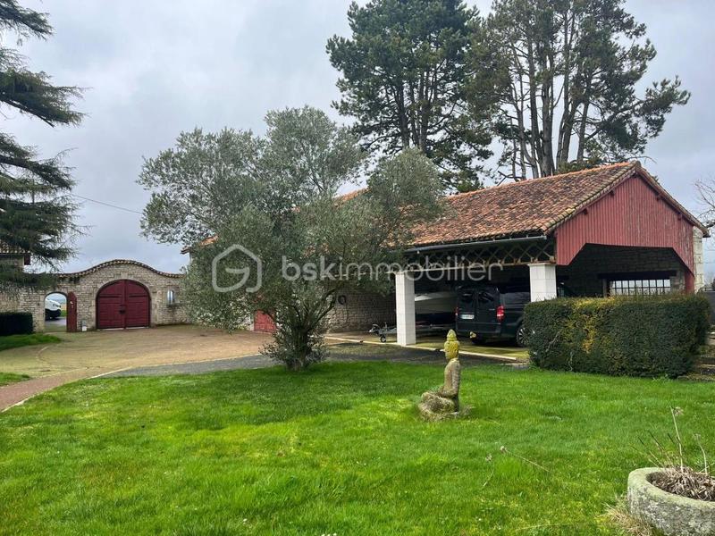 Demeure - 467 m² - 6 pièces