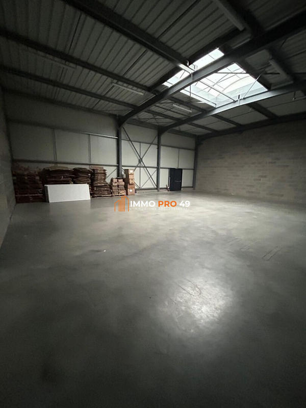 Entrepôt - 220 m²