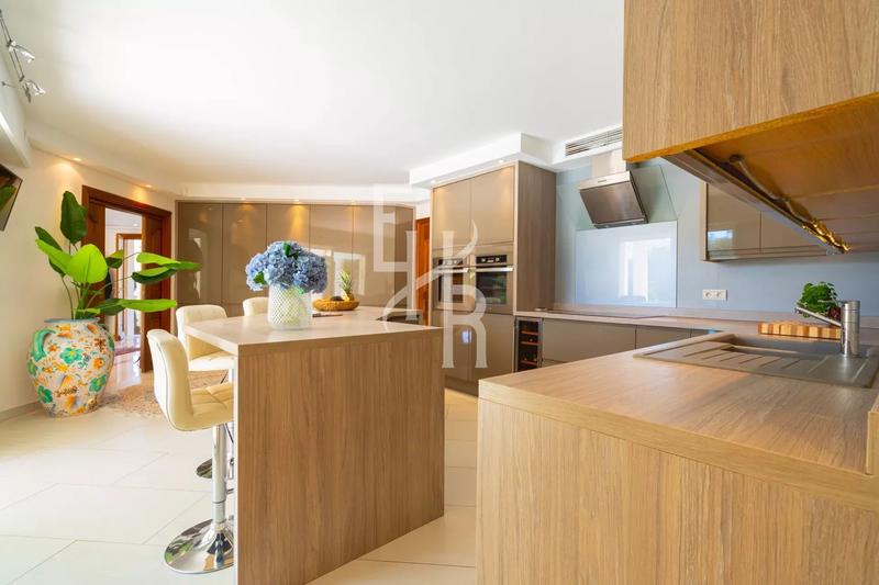 Villa - 329 m² - 10 pièces