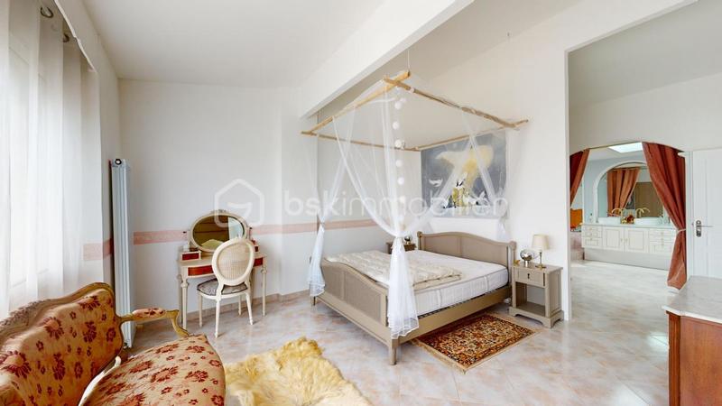 Maison - 340 m² - 10 pièces