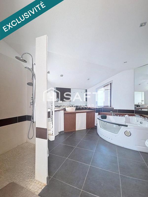 Maison - 300 m² - 8 pièces