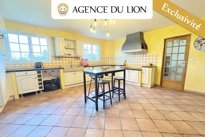 Maison traditionnelle - 220 m² - 8 pièces