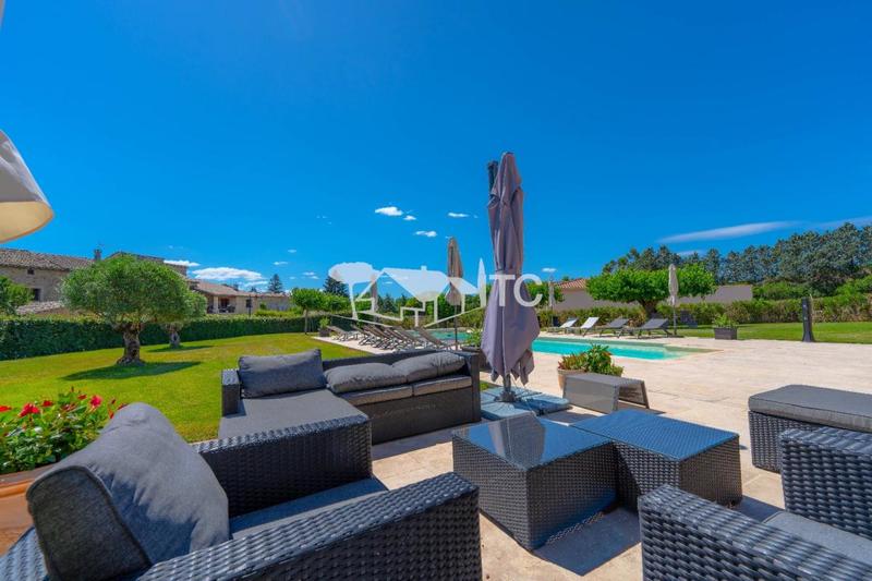 Propriété - 537 m² - 12 pièces