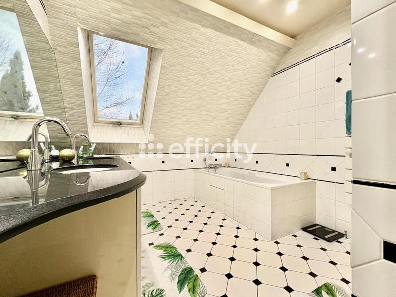 Maison - 205 m² - 7 pièces