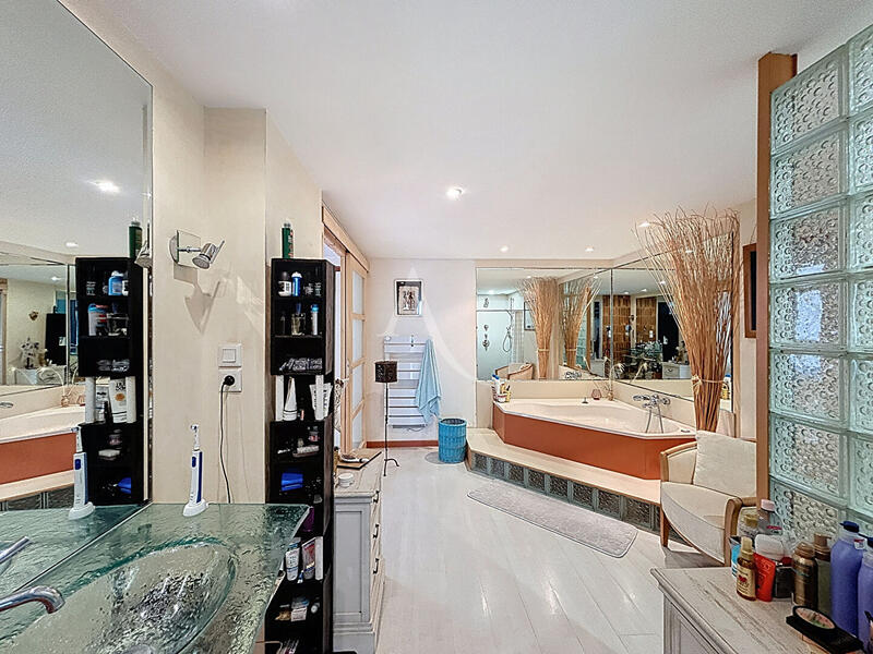 Maison - 233 m² - 8 pièces