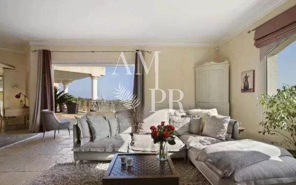 Maison - 250 m² - 6 pièces