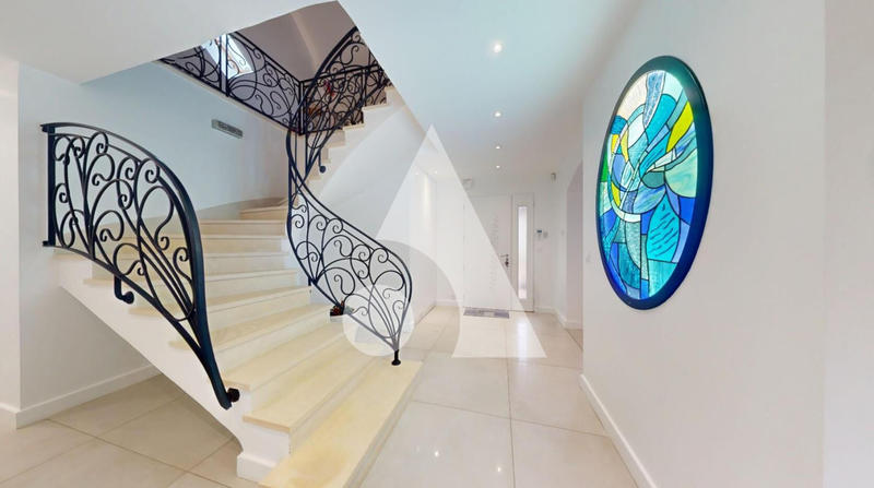 Maison - 270 m² - 8 pièces