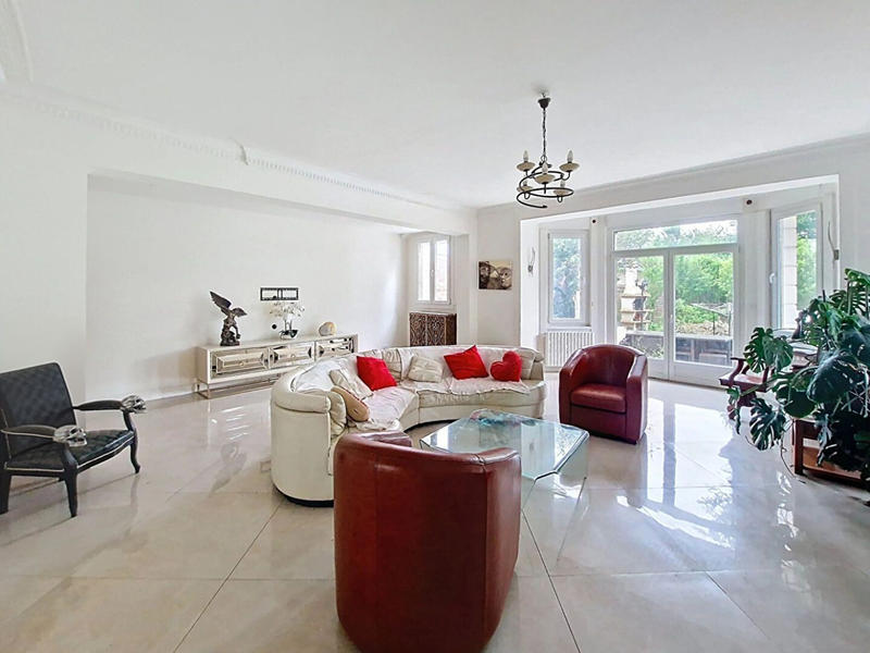 Maison - 327 m² - 8 pièces