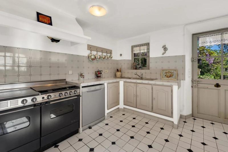 Maison - 342 m² - 9 pièces