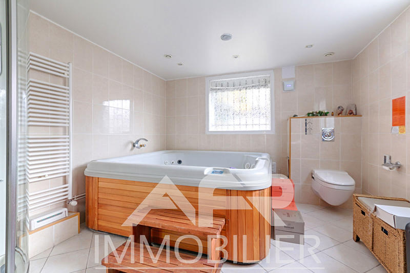 Maison - 300 m² - 8 pièces