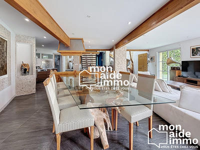 Maison - 220 m² - 6 pièces