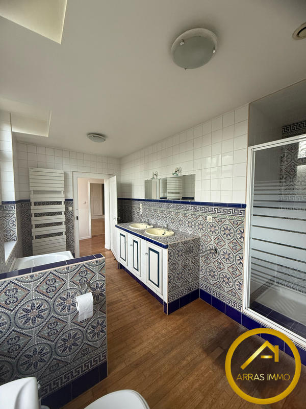 Maison - 209 m² - 9 pièces