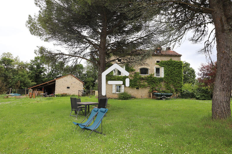 Maison - 474 m² - 15 pièces