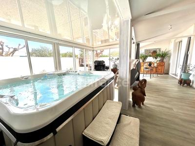 Maison - 180 m² - 8 pièces