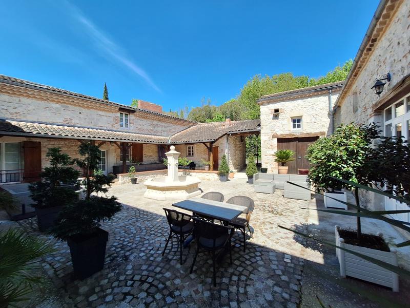 Maison traditionnelle - 650 m² - 12 pièces