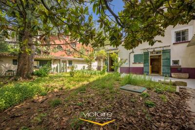 Maison - 224 m² - 9 pièces