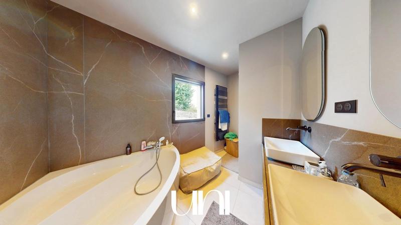 Maison - 300 m² - 6 pièces