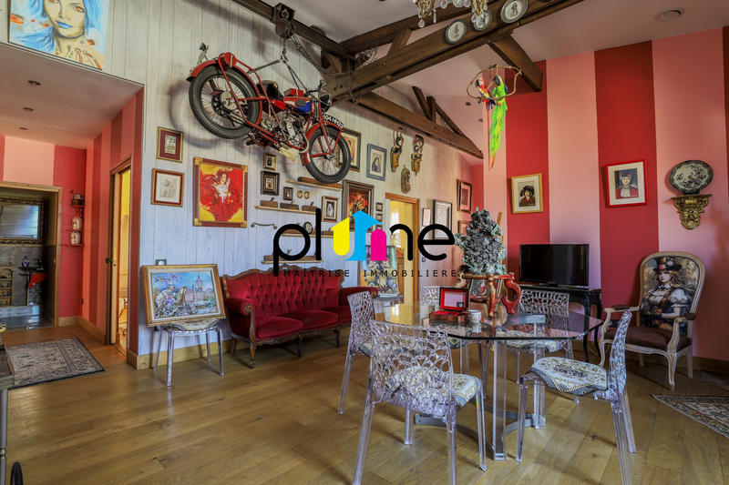 Maison - 973 m² - 17 pièces