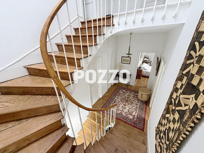 Maison - 219 m² - 8 pièces