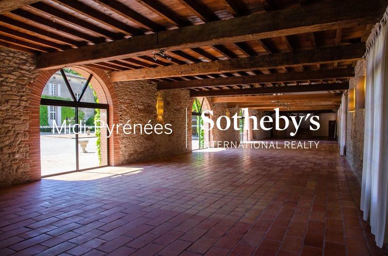 Château - 1 573 m² - 36 pièces