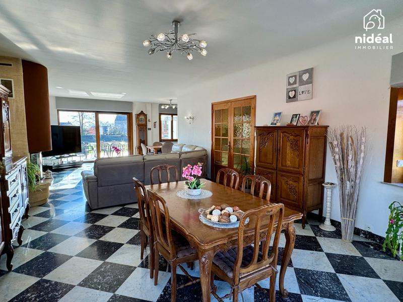 Maison - 185 m² - 8 pièces