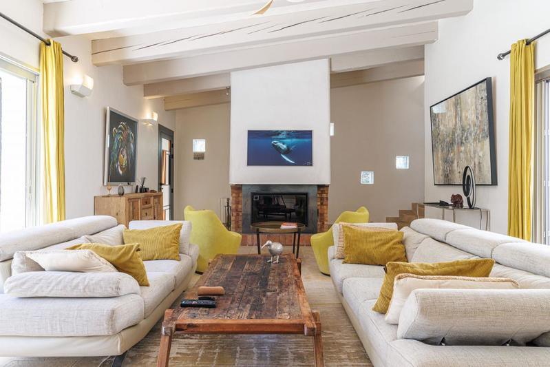 Propriété - 417 m² - 6 pièces