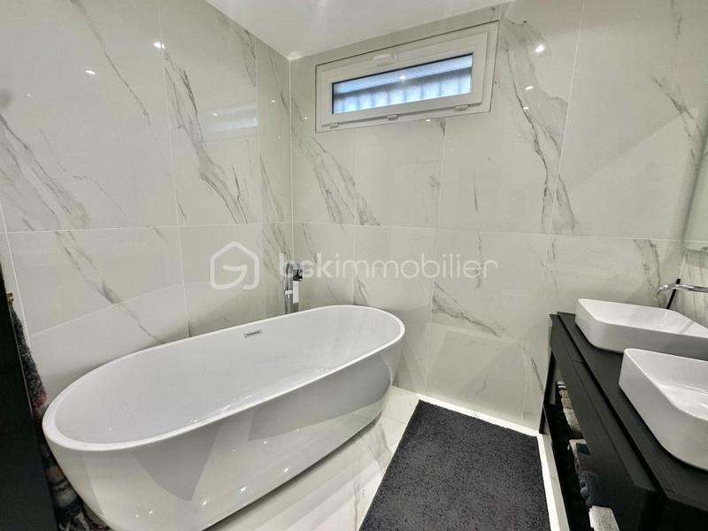 Maison - 140 m² - 8 pièces