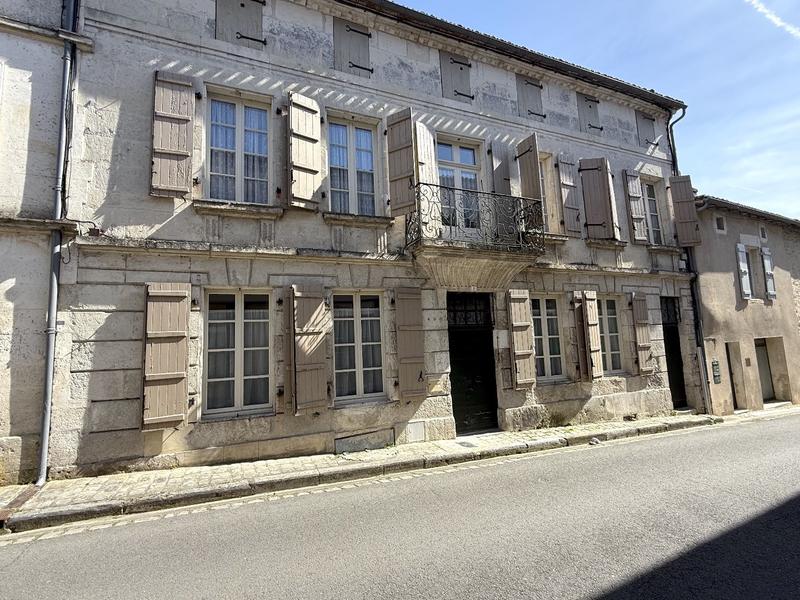 Maison - 238 m² - 7 pièces