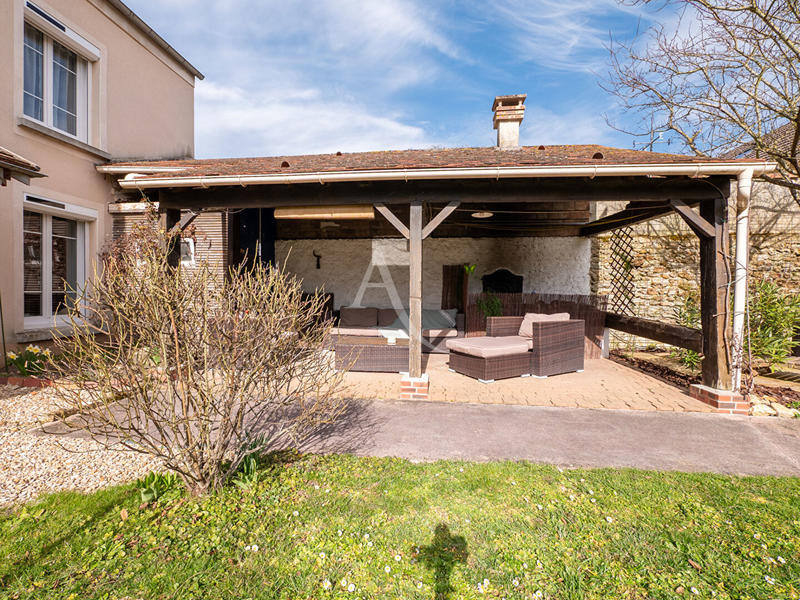 Maison - 330 m² - 8 pièces