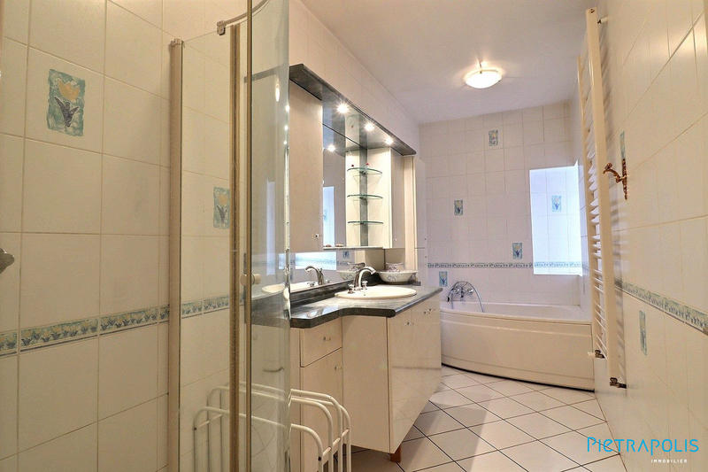 Maison - 263 m² - 9 pièces