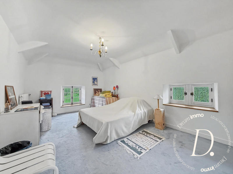 Maison - 420 m² - 11 pièces